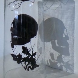 Crâne noir dans un grand verre